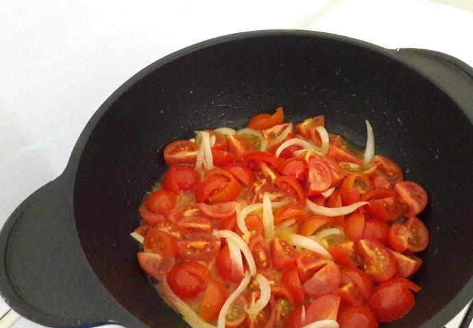 1. Этап. Мерлуза с овощами: Затем черри переложите в сковороду. Посолите по вкусу.