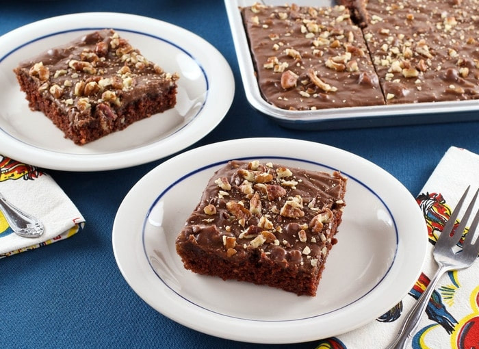 1. Этап. Американский шоколадный кекс: 7. Украсьте выпечку орехами. Подавайте кекс, когда глазурь застынет. Приятного чаепития!