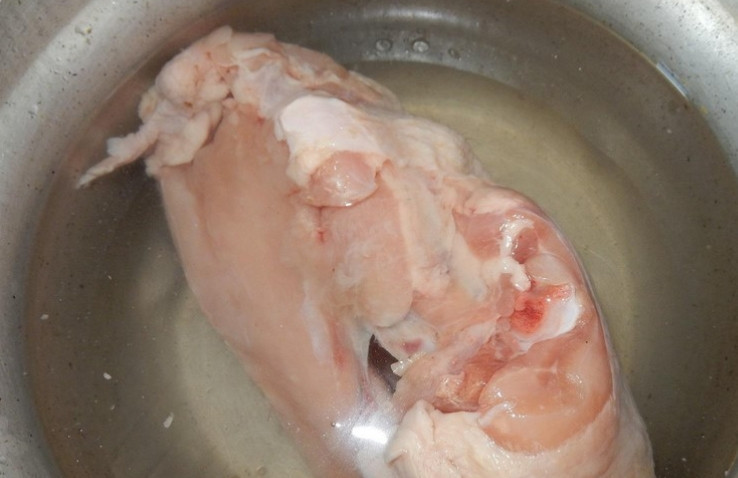 1. Этап. Суп из ревеня: Варим простой бульончик на основе куриного мяса, на его варку ообычно уходит от 30 до 40 минут. Воду солим.