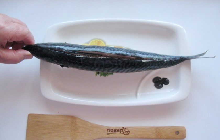 1. Этап. Скумбрия соленая в морозилке: Если у вас мороженая скумбрия, то разморозьте её, но не до конца, чтобы она не была очень мягкой. Острым ножом сделайте два надреза вдоль позвоночника.