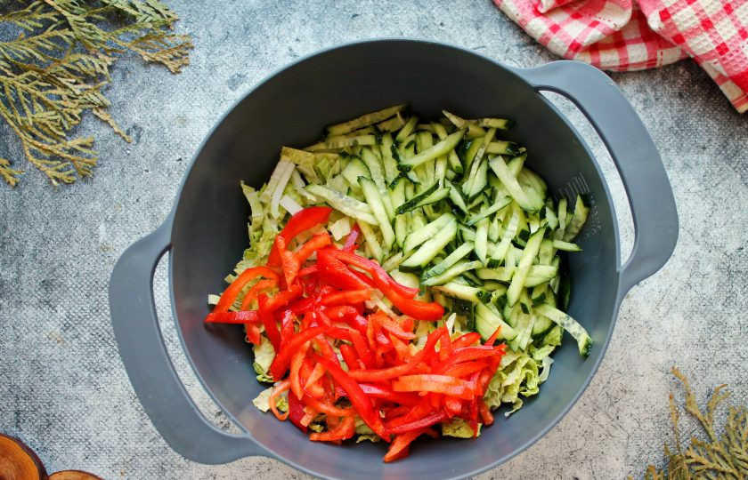 1. Этап. Салат с говяжьим языком и курицей: Болгарский перец и свежий огурец порежьте соломкой и выложите в салатник.