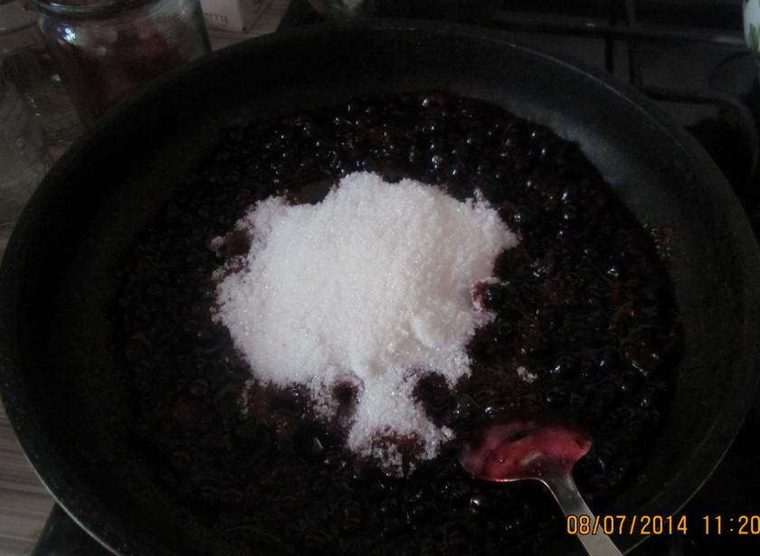 1. Этап. Варенье на сковороде: Всыпаем стакан сахара, равномерно распределяем его и доводим до кипения. Варим около 5 минут.