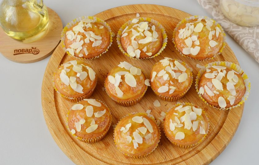 1. Этап. Тыквенные кексы: По желанию посыпьте кексы любым украшением, у меня были лепестки миндаля. Можно и не украшать, кексы очень вкусные и ароматные.