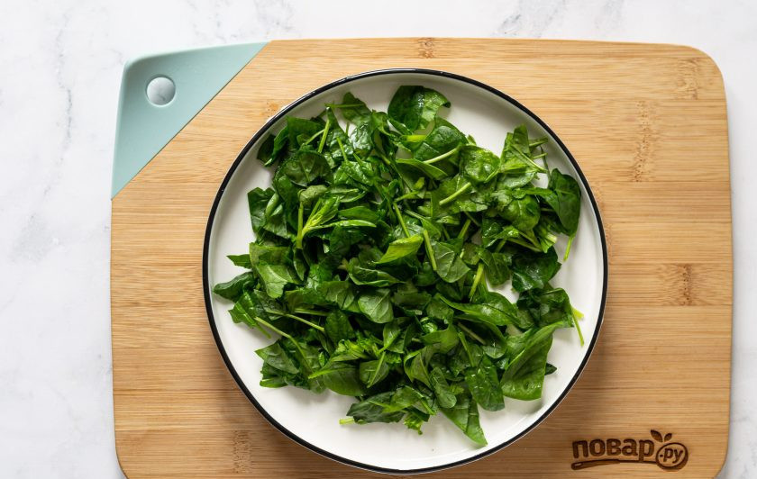 1. Этап. Суп со шпинатом и зеленым горошком: Шпинат помойте, крупно порубите. Если используете молодой шпинат, то хвостики от листьев можно оставить.