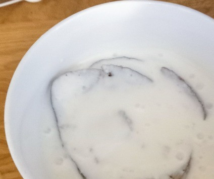 1. Этап. Гаспачо из цуккини и миндаля: Тем временем, разбить хлеб на кусочки, залить молоком и отложить в сторону на 10 минут.