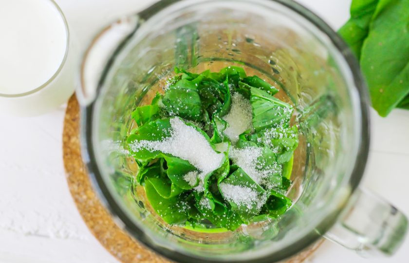 1. Этап. Смузи со щавелем: Добавьте щепотку соли и сахарный песок, а еще лучше - цветочный мед, но только если у вас нет аллергии на такой сладкий продукт.