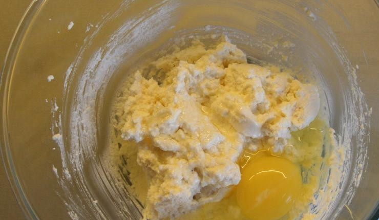 1. Этап. Вкусная творожная запеканка в духовке: 1. Масло растопите (можно взять хорошо размягченное) и смешайте с творогом. Добавьте яйцо, вымешайте все до однородной массы.