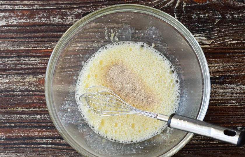 1. Этап. Венский хлеб: Всыпьте сухие дрожжи. Перемешайте.