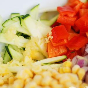 1. Этап. Летние жареные овощи: Добавьте измельчённый чеснок...