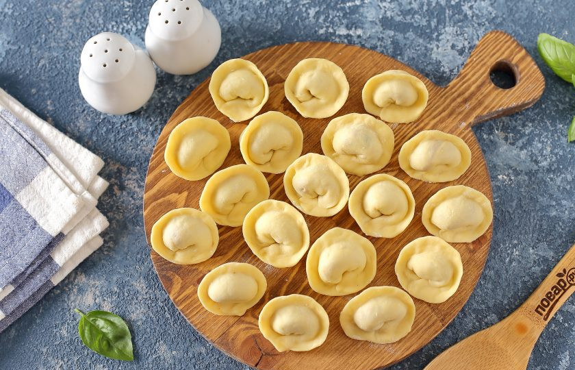 1. Этап. Пельмени с базиликом: Сформируйте пельмень. Таким образом приготовьте все пельмени. Их можно заморозить впрок или сразу отварить в подсоленной воде.