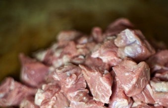 1. Этап. Мясо с лисичками: Мясо промываем, просушиваем бумажным полотенцем и нарезаем кубиками. Со стороной примерно 1-1,5 см.