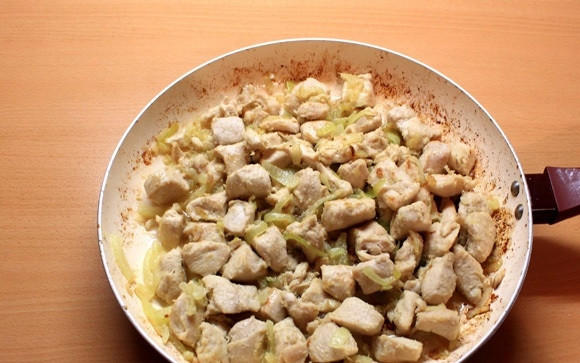 1. Этап. Подлива из куриного филе со сметаной: 4. Продолжайте обжаривать до готовности курочки и мягкости лука.