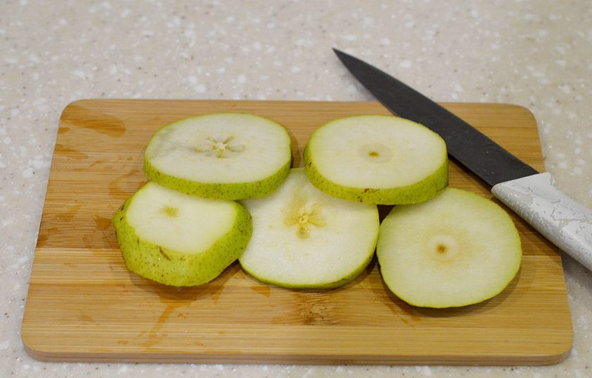 1. Этап. Глазированная груша: Грушу помойте, нарежьте кружками.