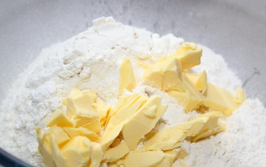 1. Этап. Сконы: В другую тару просеиваем муку, добавляем сливочное масло (небольшими кубиками), соль и разрыхлитель.