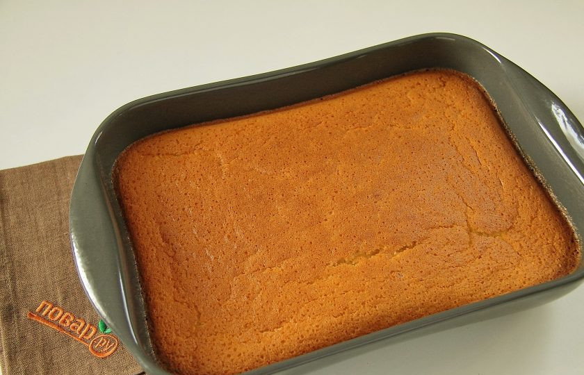 1. Этап. Умное пирожное: Умное пирожное готово. Остужаем его прямо в форме, после чего нарезаем на порционные кусочки и подаем к столу, присыпав верх по желанию сахарной пудрой.