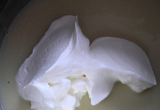 1. Этап. Фисташковое пирожное с брусничным семифреддо: Взбейте сливки до устойчивых форм пик и аккуратно примешайте в крем.