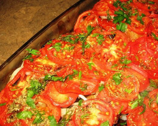 1. Этап. Свинина, запеченная с баклажанами в духовке: Готовое блюдо присыпьте измельченной зеленью.