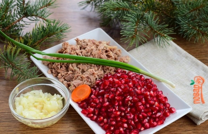 1. Этап. Салат Гранатовый ошейник: Куриное мясо измельчите. Лук измельчите, пассеруйте на разогретом масле до прозрачности. Гранат очистите. Отрежьте кружок моркови для медальона.