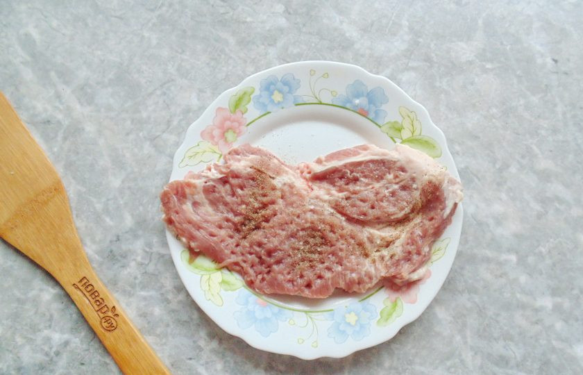 1. Этап. Шницель из свинины с яблоком: Переложите в миску, посолите и поперчите, тоже с обеих сторон.