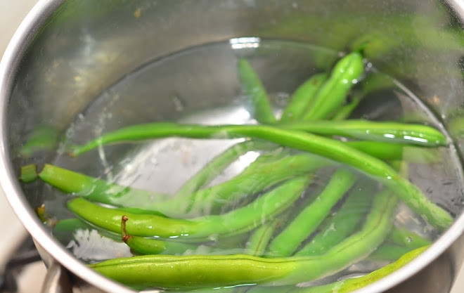 1. Этап. Вкусный салат с фасолью: 2. Зеленую фасоль мою и отвариваю в кипящей воде 5-7 минут, после этого перекладываю фасоль на лед или в холодную воду.