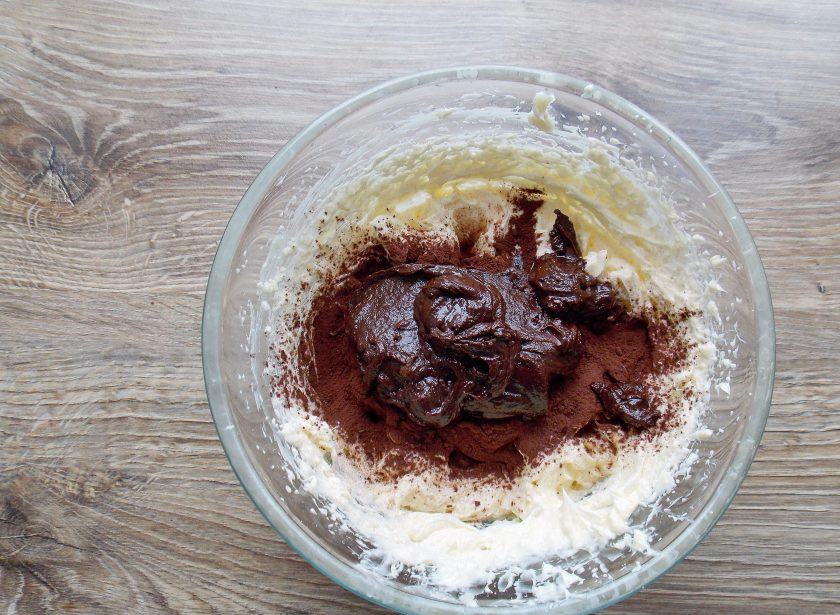 1. Этап. Торт Шоколадное птичье молоко: Растопите 100 грамм шоколада на водяной бане и добавьте в масло с какао.