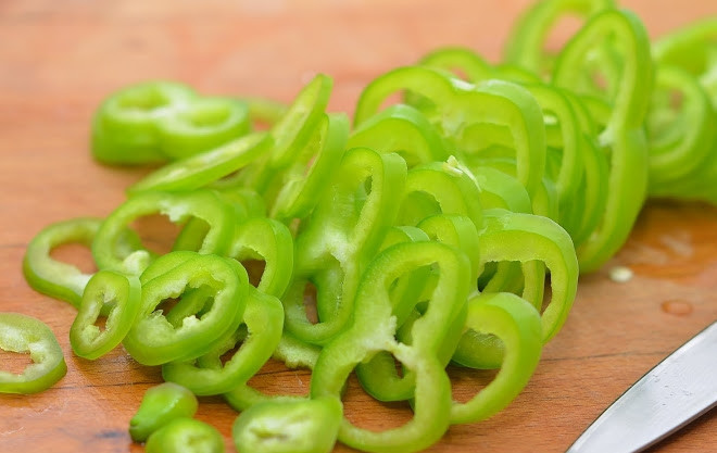 1. Этап. Вкусный салат с фасолью: 3. Перец мою и нарезаю тонкими колечками. Где попадаются семена, там вычищаю.