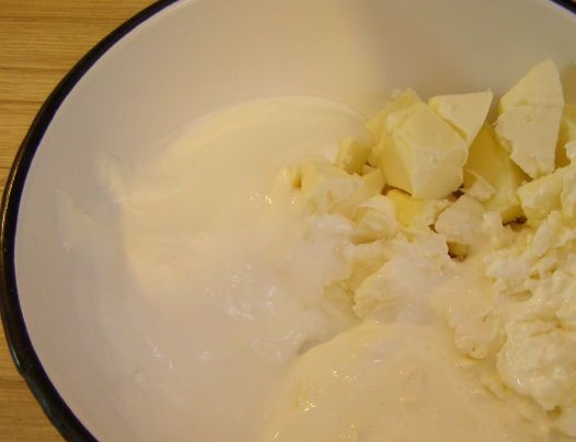 1. Этап. Печенье Рогалики с повидлом: 2. В глубокой емкости растираем сливочное масло, добавляем сметану и соду. Начинаем все перемешивать.