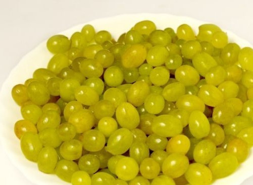 1. Этап. Варенье из винограда на зиму: Первым делом снимаем ягодки с кистей и тщательно промываем их под холодной водой.