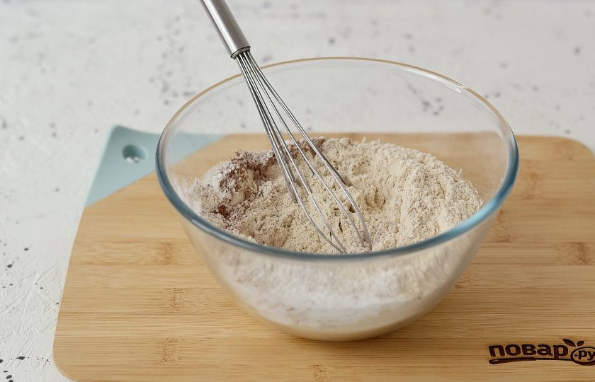 1. Этап. Брауни без глютена: В другой миске смешайте оба вида муки, крахмал, какао-порошок, соду и морскую соль.
