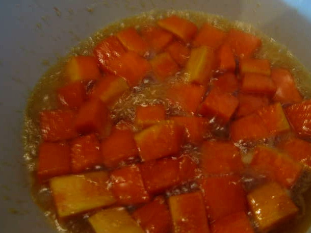 1. Этап. Плов с тыквой и сухофруктами: Начнем с тыквы. Очистим ее от кожуры. Отрежем ломоть граммов в 200. Нарежем его на кубики. Теперь возьмем глубокую сковороду, либо котелок. Поставим на огонь, бросим туда кусок сливочного масла. Кладем тыкву, обжариваем её слегка. Можно досыпать немного сахара, если хотите, чтобы вкус был слаще.