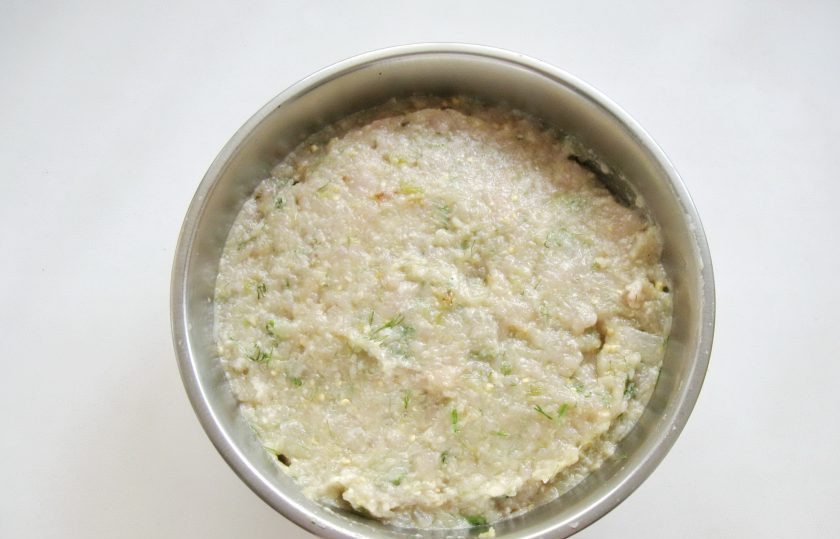 1. Этап. Куриные котлеты с баклажанами: Фарш посолите по вкусу и хорошо перемешайте до однородной консистенции.