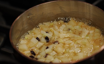 1. Этап. Закуска из тыквы: Тушим около 20 минут. Все должно приобрести карамельный блеск, а сидр и бренди должны будут выкипеть.