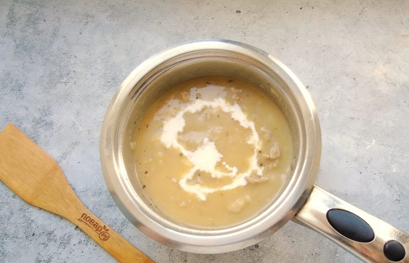 1. Этап. Тосканский суп с фаршем: Налейте оставшийся картофельный отвар. Варите суп еще 5-6 минут. После добавьте сливки.