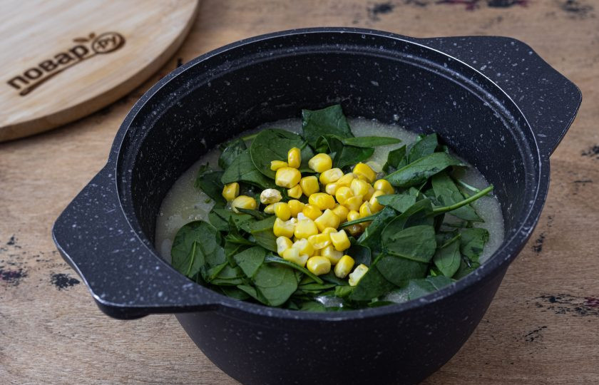 1. Этап. Суп из шпината и кукурузной муки: После добавьте промытый свежий шпинат и кукурузные зерна. Варите суп, пока шпинат не станет мягким.