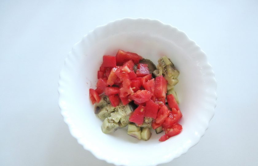 1. Этап. Салат Аджапсандал: Большой помидор обдайте кипятком, снимите шкурку и также нарежьте. Добавьте в салат.