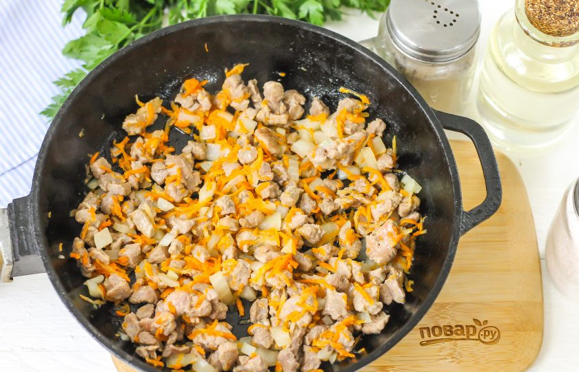 1. Этап. Долма из перцев: Обжарьте мясо до румяности в сковороде, влив в нее растительное масло. Добавьте овощные нарезки и обжарьте еще 2-3 минуты.