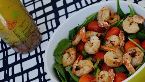 1. Этап. Заправка для салата с рукколой и креветками: 3. И вот теперь на помытые листья шпината выкладываем помидоры и креветки, добавим соус и подаем к столу!