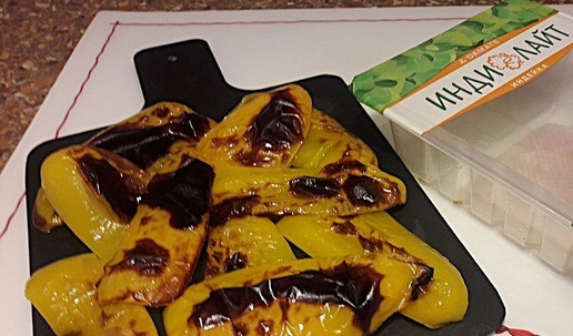 1. Этап. Рулет из индейки к Новогоднему столу: Запекать в духовке шкуркой вверх на протвине - до черных подпалин.