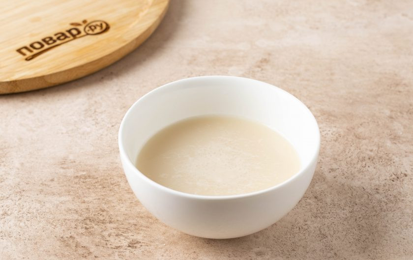 1. Этап. Имбирный квас: Растворите в небольшом количестве теплой воды дрожжи.