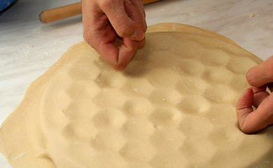 1. Этап. Пельмени из говядины: Раскатайте тесто и накройте им форму.