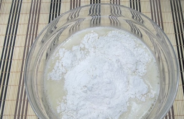 1. Этап. Блины на пиве тонкие: Взбейте массу в пену, а потом просейте в неё муку.