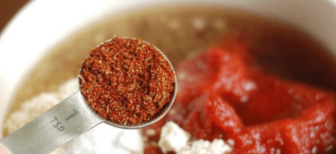 1. Этап. Соус для барбекю: 4. Добавляю жидкий дым, затем по вкусу кладу соль и порошок чили в зависимости от желаемой остроты готового соуса.