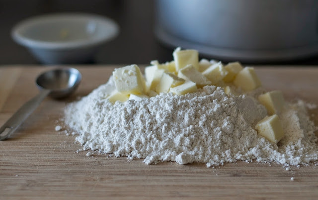 1. Этап. Тарт с яблоками и сыром: 2. Затем к сухой смеси нарубите масло и маргарин. Перетрите массу, добавляя воду. Замесите тесто. Потом уберите его под пищевую плёнку в холодильник на 1 час.