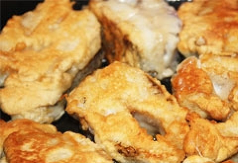 1. Этап. Жареная щука: Жарим рыбу на среднем огне, чтобы она успела прожариться внутри и чтобы не пригорел кляр. На обжарку каждой стороны уходит примерно 3-4 минуты.