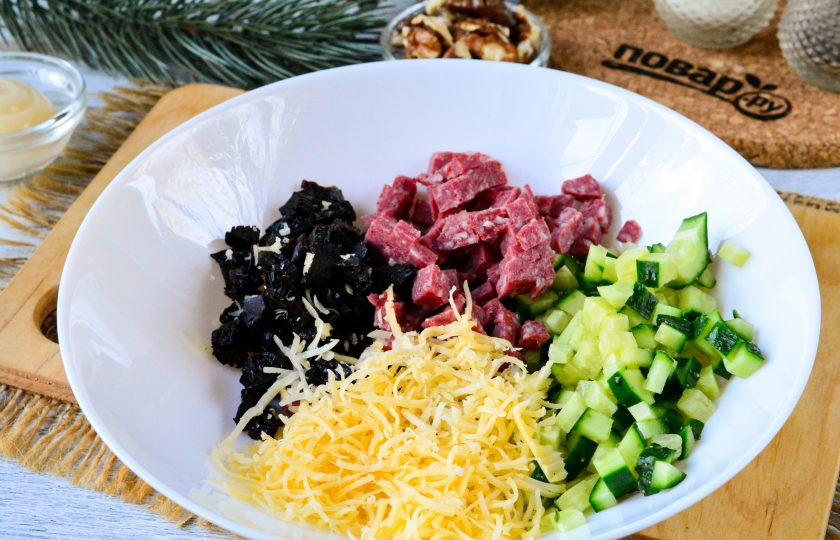 1. Этап. Салат Зимняя сказка: В салатник выложите все подготовленные продукты: огурцы, колбасу, сыр и чернослив.