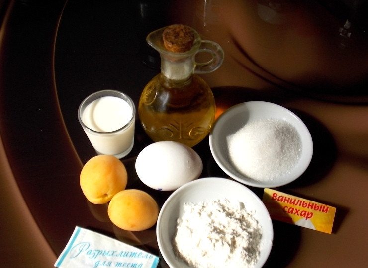 1. Этап. Быстрый пирог с абрикосами: Подготовьте все необходимые ингредиенты.