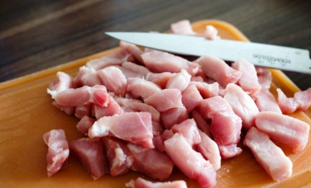1. Этап. Свинина с зеленой фасолью: Порежьте свинину кусочками.
