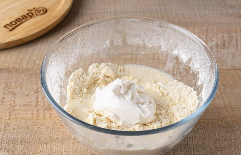 1. Этап. Вегетарианский пирог с нори: Затем влейте теплую воду и добавьте сметану. Замесите однородное тесто.