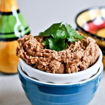 1. Этап. Мексиканская паста из фасоли: 8. Посолить фасоль при необходимости. Вы также можете добавить больше красного перца хлопьями, если хотите. Сразу же подавать. Готовую пасту можно украсить кинзой, зеленым луком или сыром.