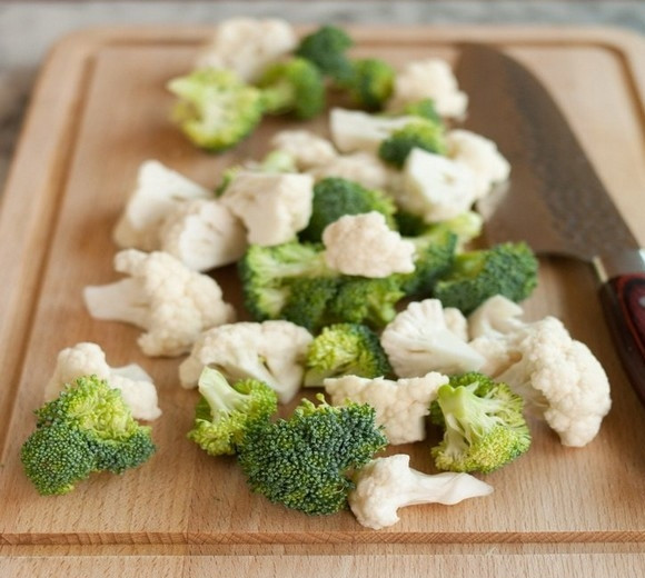 1. Этап. Овощи на пару: Выбранные овощи почистите, промойте и нарежьте на одинаковые кусочки, удобные для подачи. Мелкие куски будут готовиться быстрее, чем крупные.